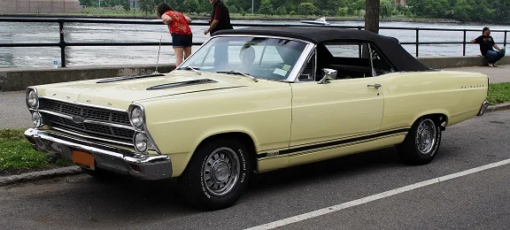 1967_Ford_Fairlane_GTA_vinyl_top,_front_resized.webp