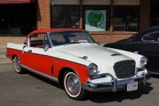 800px-1956_Studebaker_Golden_Hawk_(27749103396).webp
