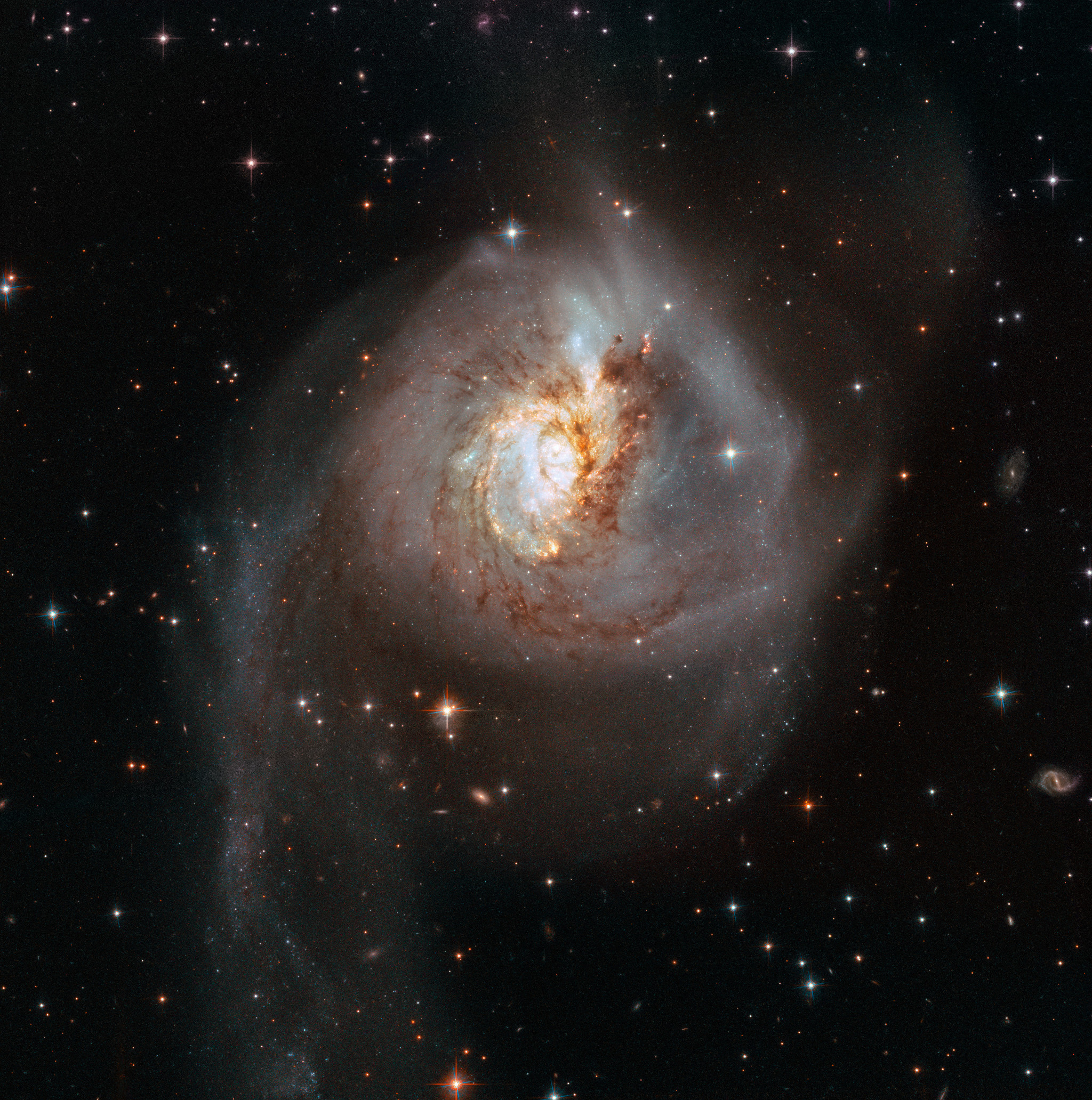 heic1811a_ngc3256_2048.jpg